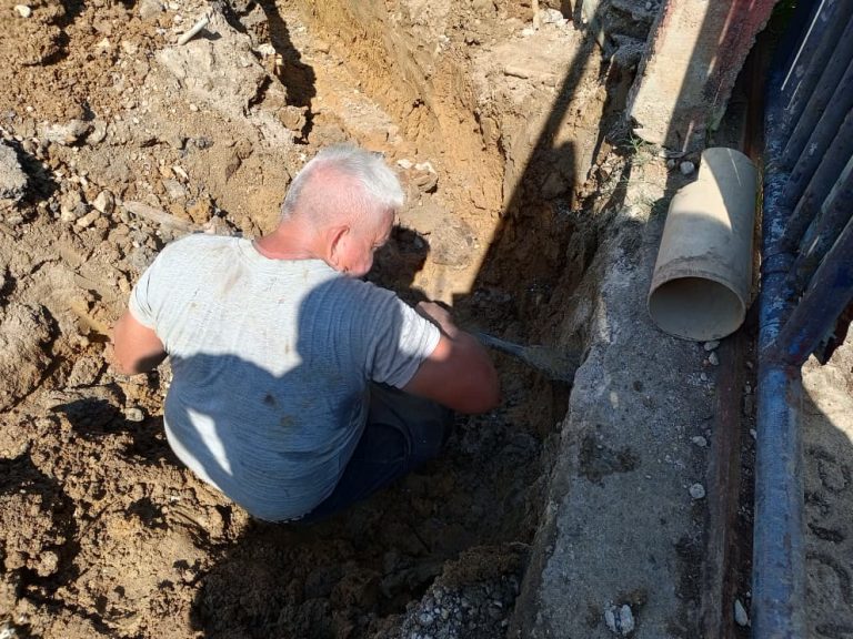 Simón Bolívar ejecuta sustitución de tuberías de aguas servidas