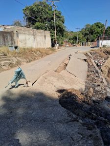 ¡A punto de quedar incomunicados! Gran socavamiento amenaza con cortar el paso entre Santa Rita y El Loro en el Municipio Paz Castillo