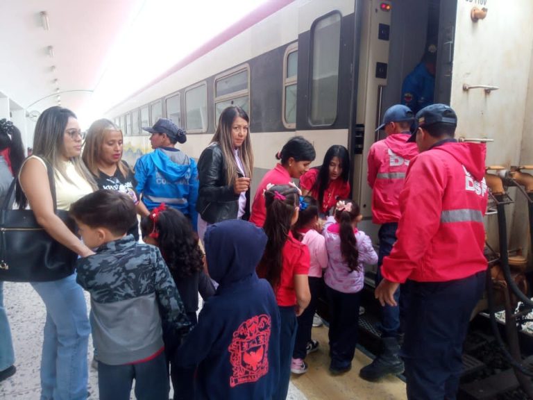 Estudiantes de preescolares larenses disfrutan paseo en tren en Barquisimeto