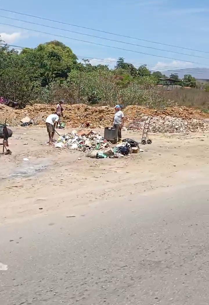 Contaminación y basura en puente de Mopia