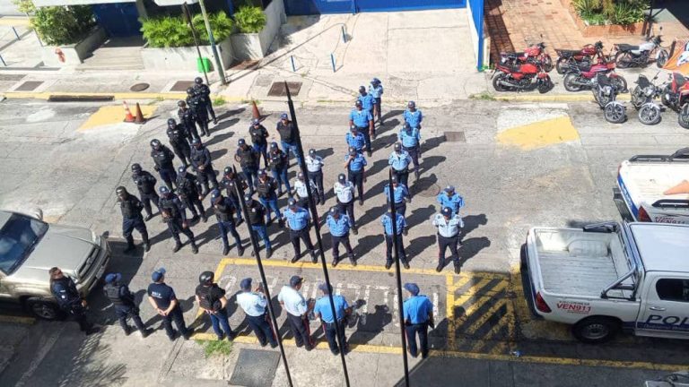 Arrestan a tres individuos por posesión de sustancias ilícitas