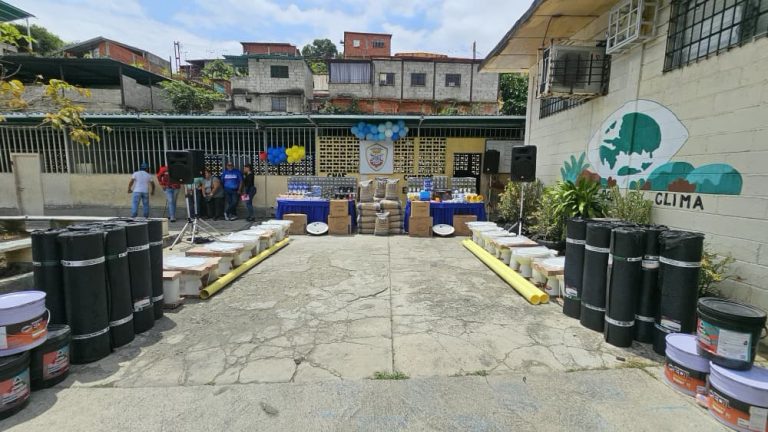 Entregan insumos de construcción para rehabilitar la UEN Teresa de Bolívar en Charallave