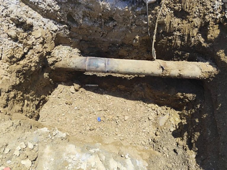 Reparan tubería en Colinas de San Francisco en Yare