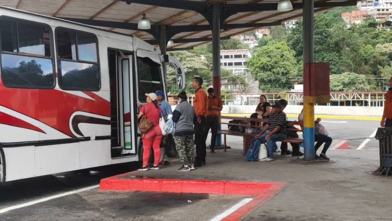 Exigen cumplir con la exoneración del pasaje al adulto mayor en Guaicaipuro