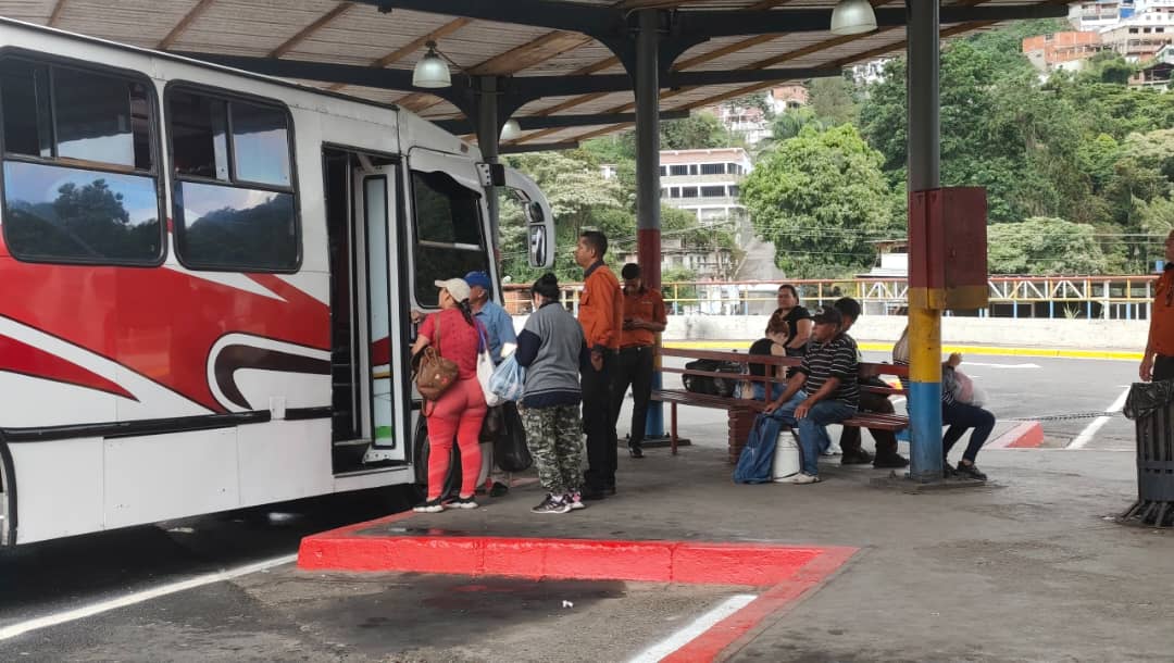 Exigen cumplir con la exoneración del pasaje al adulto mayor en Guaicaipuro