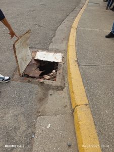 Reja dañada en boca de alcantarilla pone en peligro a vecinos en la II etapa de la Estrella