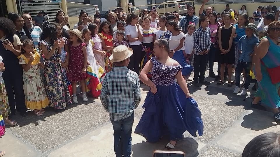 Más de 500 alpargatas resonaron en el Centro Plaza por nuestras raíces