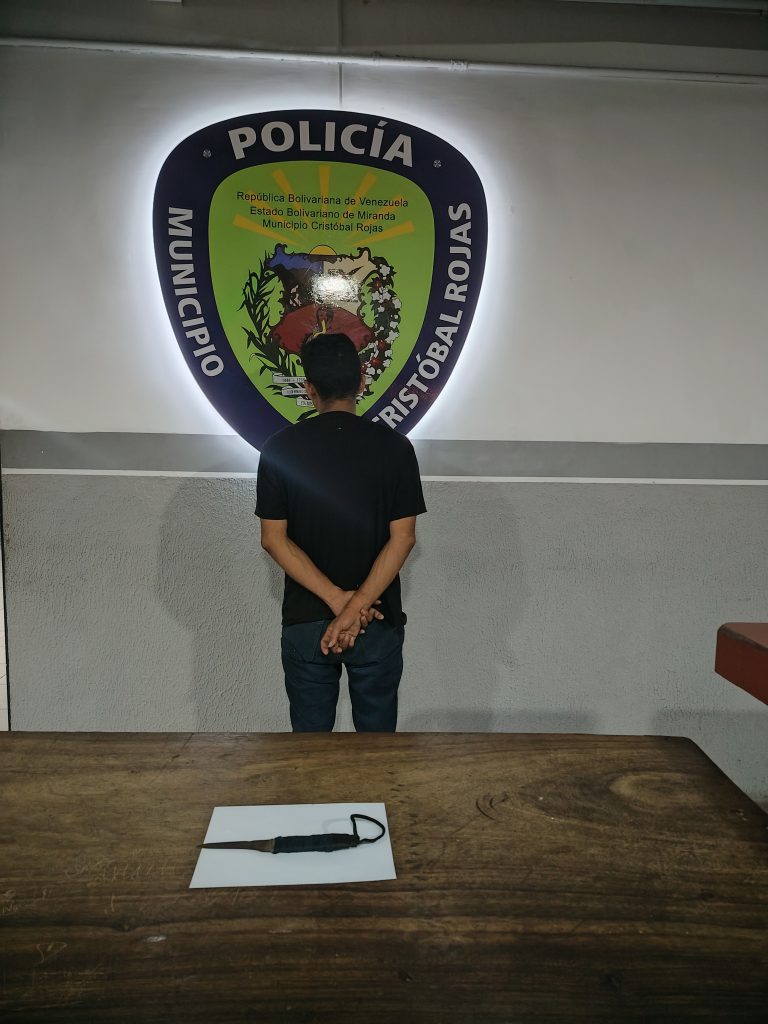 Detienen a un hombre por agresión con arma blanca