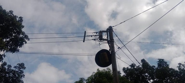 Comunidad de Brisas de Canta Claro manifiesta abandono de Corpoelec tras múltiples reportes sin respuesta en Santa Teresa del Tuy