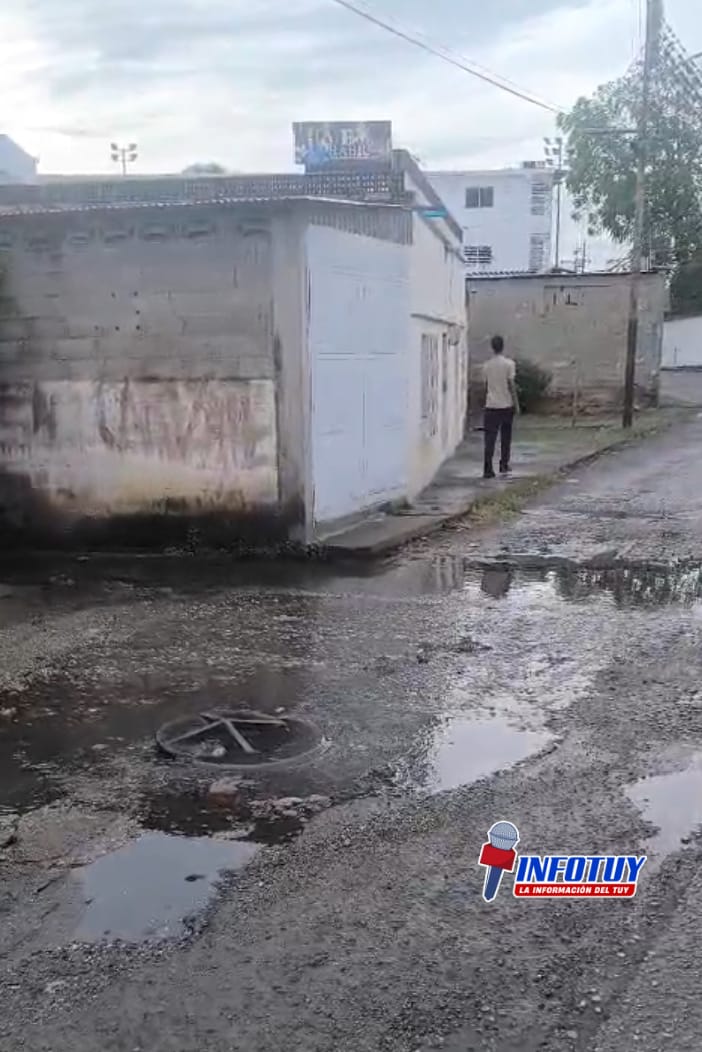 Vecinos de Santa Teresa del Tuy denuncian colapso de aguas negras en la calle Colón