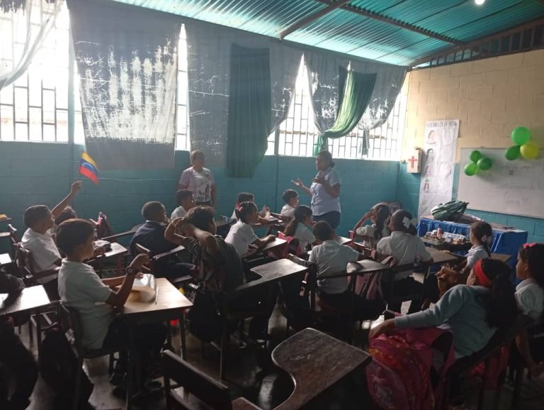 Corpoelec promueve cultura de ahorro energético en la U.E.E. «Juana Teresa Herrera» de Santa Lucía