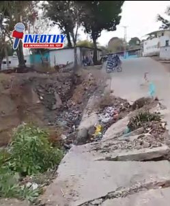 Vecinos de Santa Rita exigen reparación urgente de vía principal tras colapso de batea