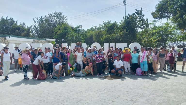 Abuelos de Paracotos vivieron una jornada llena de alegría en playa Macuto