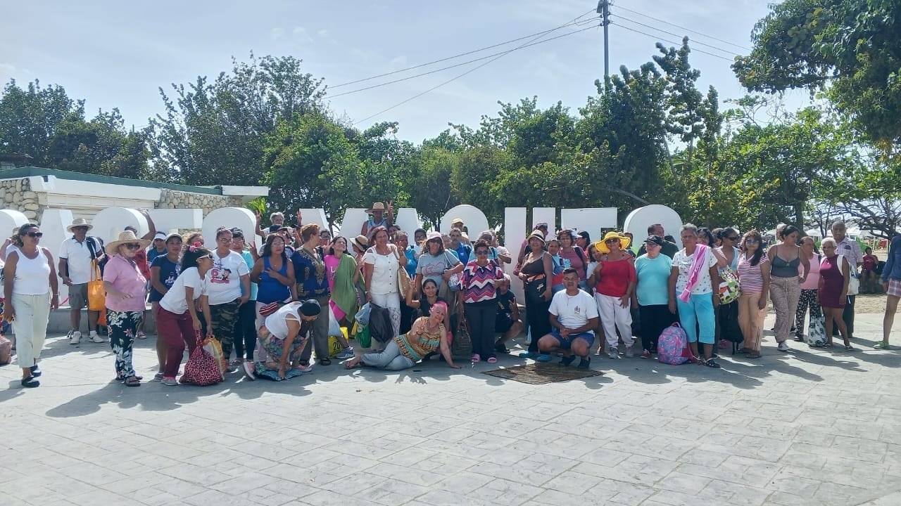 Abuelos de Paracotos vivieron una jornada llena de alegría en playa Macuto