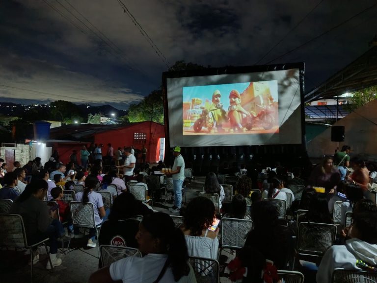 Más de 200 paracoteños disfrutaron de una noche mágica con el programa Cine Bajo las Estrellas