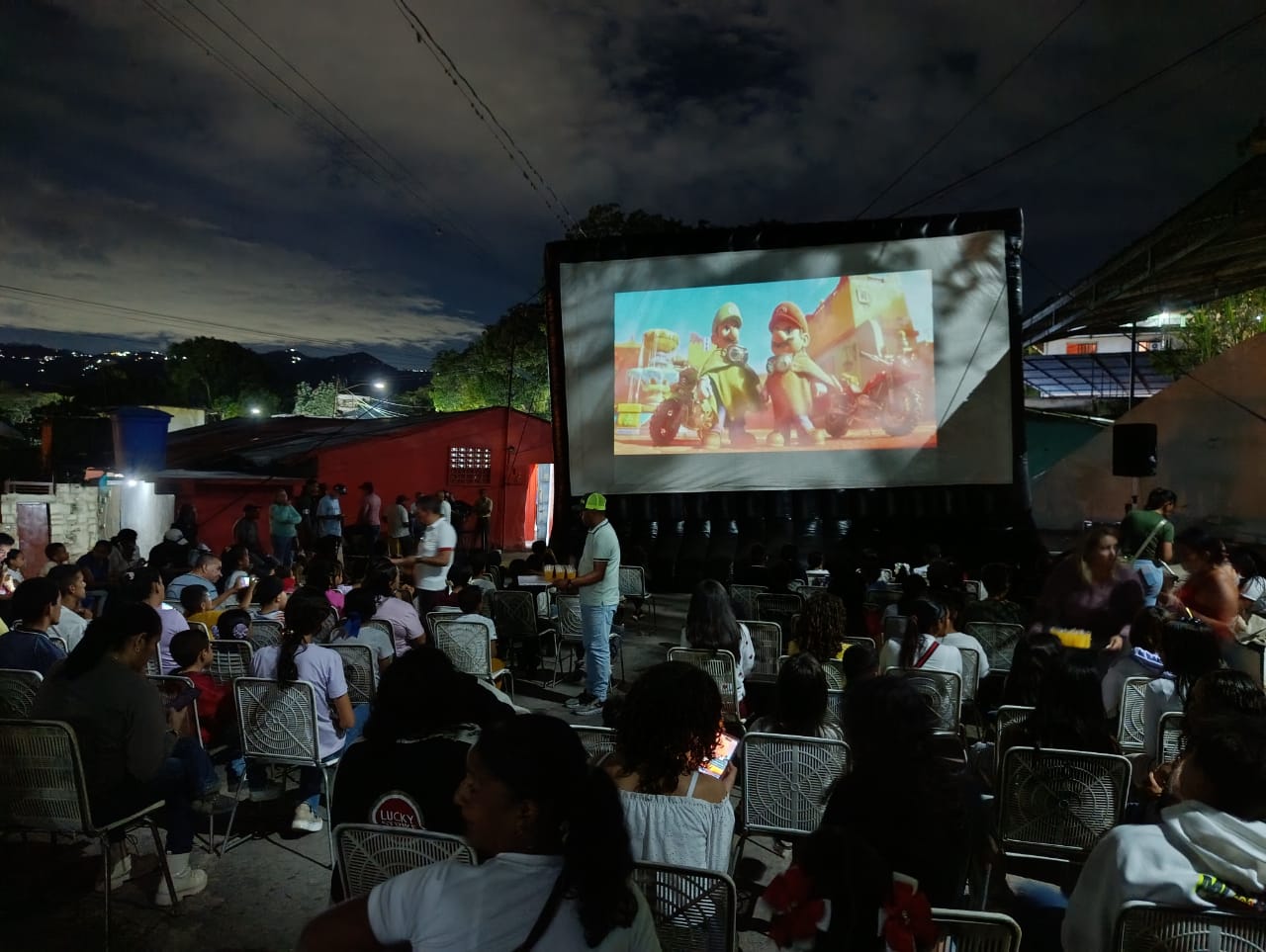 Más de 200 paracoteños disfrutaron de una noche mágica con el programa Cine Bajo las Estrellas