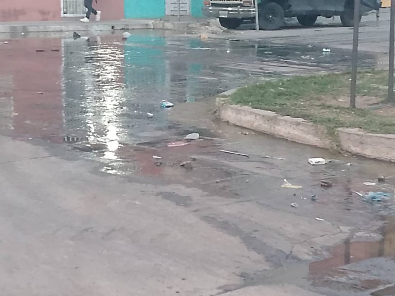 Habitantes de Los Robles en Ocumare del Tuy exigen sustitución de tuberías por colapso de cloacas