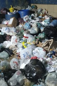 Vecinos de Samanes de Betania 2 en Charallave, denuncian que Palma Dorada lleva más de 25 días sin recoger la basura