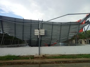 Se desploma techo de cancha recién inaugurada en Nueva Cúa ¡Habitantes exigen auditoría urgente!
