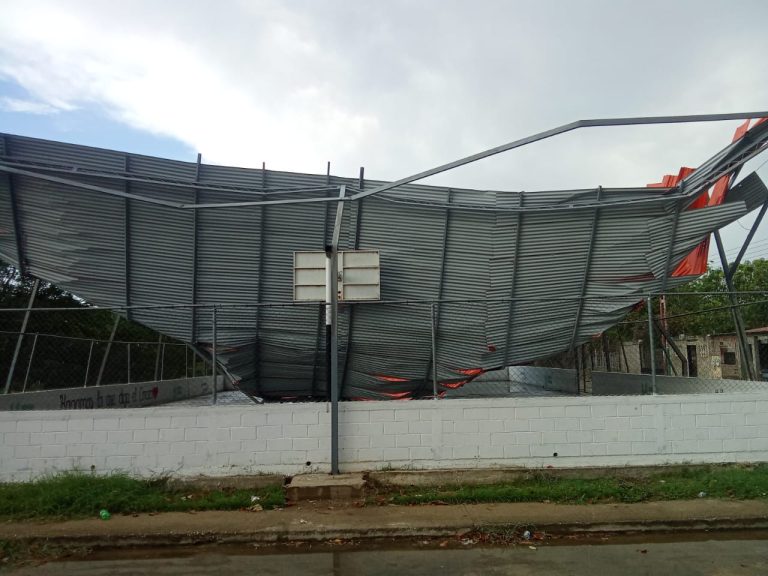 Se desploma techo de cancha recién inaugurada en Nueva Cúa ¡Habitantes exigen auditoría urgente!