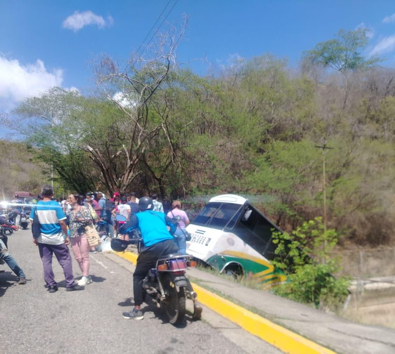 ‎Aparatoso accidente en Charallave dejó 10 heridos y varios menores lesionados
