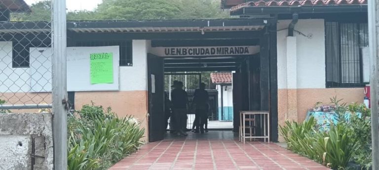 Más de 600 estudiantes de la U.E.N. Ciudad Miranda se ven afectados por avería de tubería desde hace dos meses