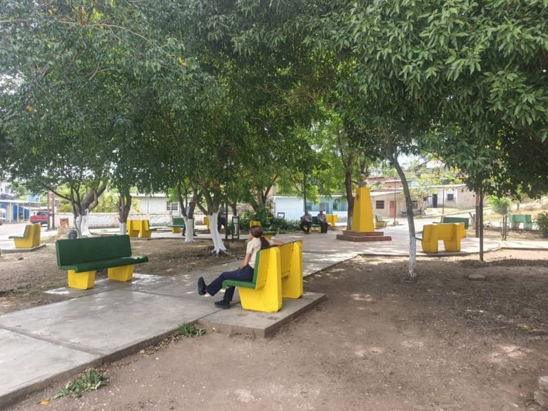 Avanzan los  trabajos de rehabilitación integral de la iglesia y plaza de la comunidad de Santa Rita