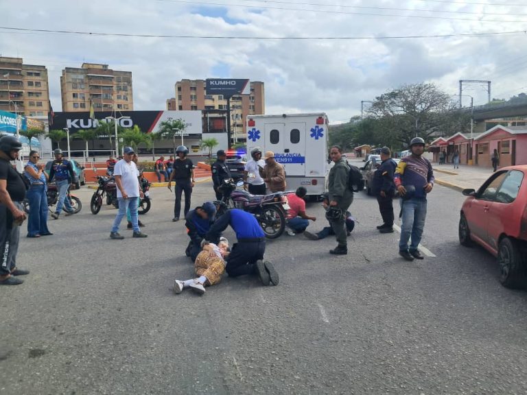 ‎Derrape de moto dejó lesionados a funcionario policial y adulta mayor en Charallave