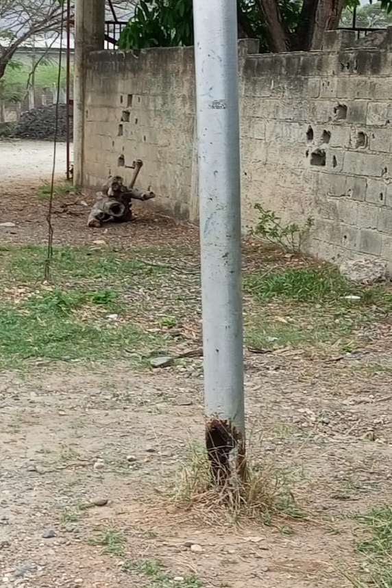Vecinos de Las Malvinas en Tomás Lander exigen a Corpoelec la sustitución de postes a punto de colapsar