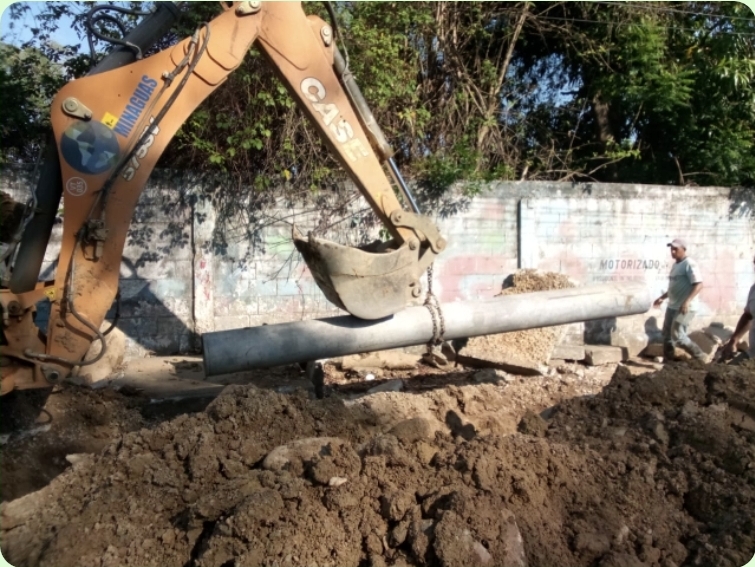 Sustituyen tubería de agua en Santa Lucía