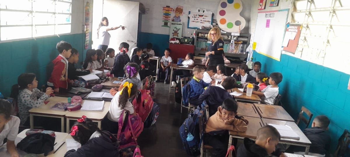 Abordan el impacto de las redes sociales y la violencia digital en niños y adolescentes