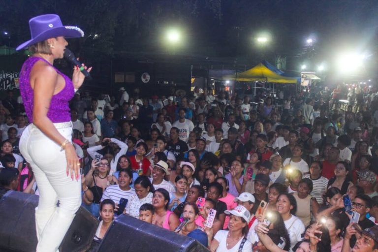 Araima Amézquita y Diomer Villegas deleitaron al público ocumareño durante la celebración del Día del Padre en Tomás Lander