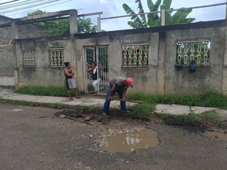 Atienden obstrucción de desagües en La Aguada en Paz Castillo