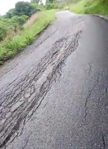 Vecinos de Las Aguaditas en Charallave alertan sobre el inminente colapso de la vía principal
