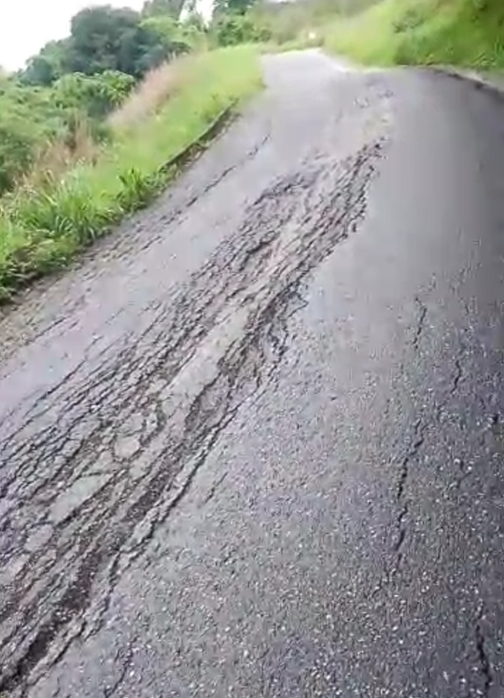 Vecinos de Las Aguaditas en Charallave alertan sobre el inminente colapso de la vía principal