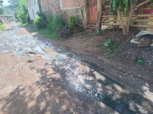 Vecinos del sector La Mora en Cúa exigen solución urgente ante desbordamiento de aguas negras