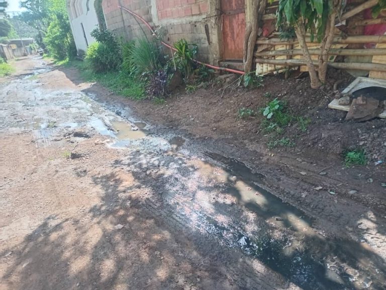 Vecinos del sector La Mora en Cúa exigen solución urgente ante desbordamiento de aguas negras