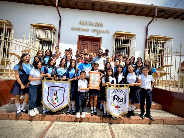 Alcaldía de Urdaneta formaliza decreto del Himno Oficial de la UEP La Rosa Mística