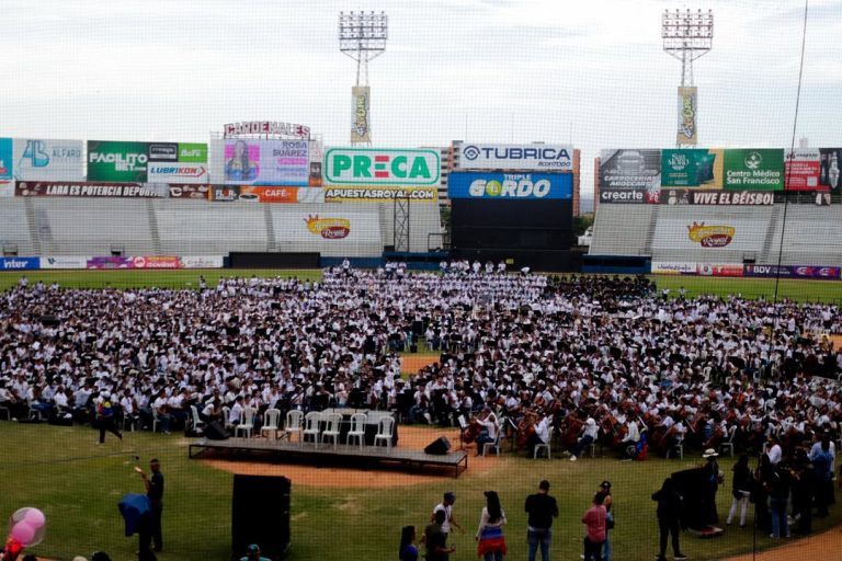 ¡Lara lo volvió a hacer! con un concierto magistral de más de 5.000 músicos el Sistema de Orquestas y Coros celebró sus 50 años