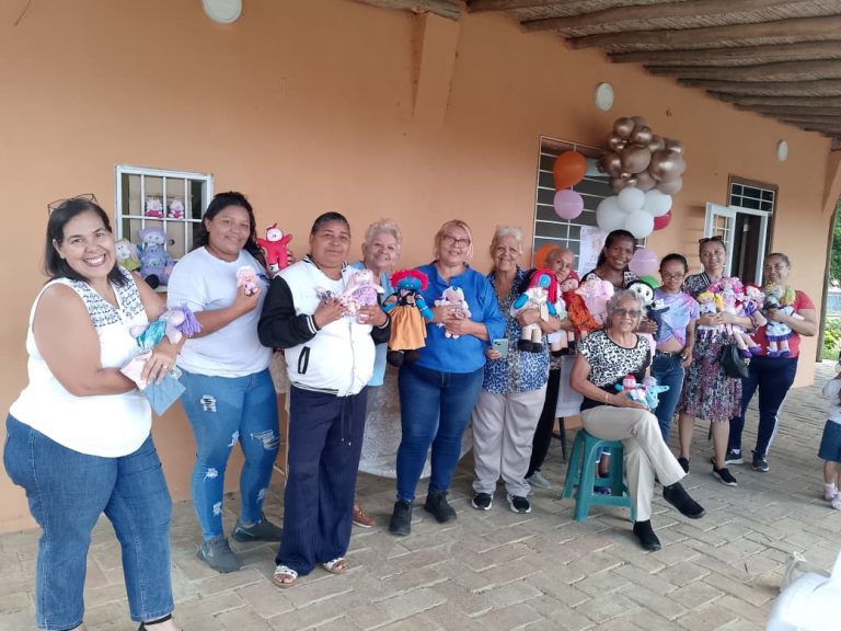 Gran despliegue creativo se vivió en el cierre del taller de muñecas de trapo realizado por 20 mujeres en Yucatán en la zona norte de Barquisimeto
