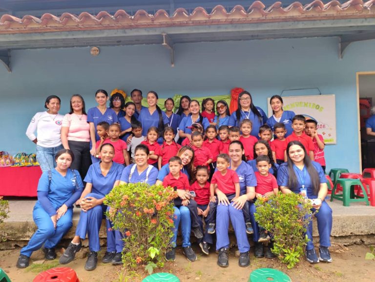 Estudiantes de la Carrera de Enfermería de la Universidad Nacional Experimenta Rómulo Gallegos en Zaraza Guárico llevan la felicidad a niños de la E.B Columna Mendoza