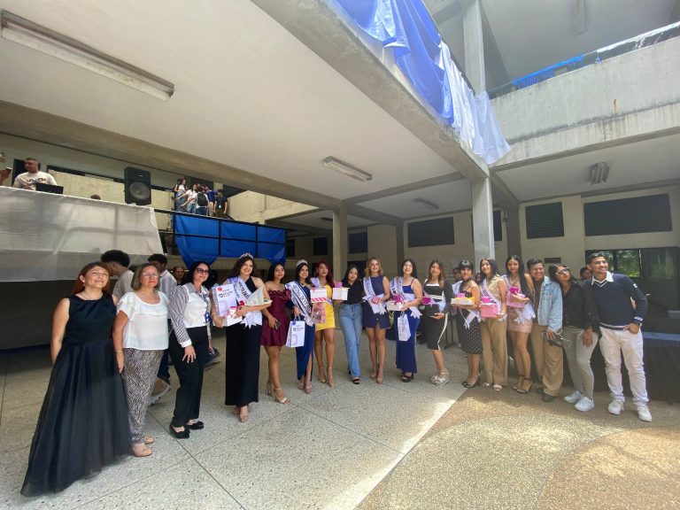 Fusión de ingenio y elegancia: El DCYT celebra su 50 Aniversario coronando a su nueva soberana universitaria