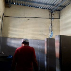 Riesgo por filtraciones y fallas eléctricas amenaza a la comunidad educativa de la EBN 28 de Julio en Cúa