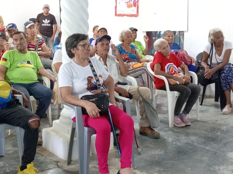 Adultos mayores de Yare reciben carnets para la exoneración de 50% del pasaje a nivel nacional
