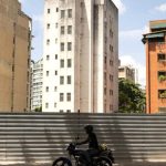 Caracas retoma la rutina entre el miedo y la tristeza un mes después del doble terremoto