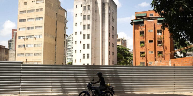 Caracas retoma la rutina entre el miedo y la tristeza un mes después del doble terremoto