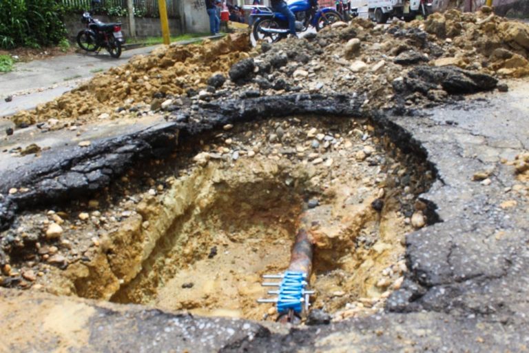 Culminan reparación de tubería en la Calle Bolívar de Ocumare del Tuy