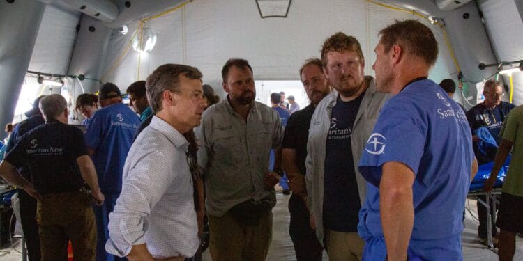 Encargado de Negocios de EE.UU. visitó hospital móvil dedicado a atender a más de 100 pacientes al día en La Guaira