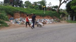 Habitantes de Las Brisas del Tuy denuncian que están hundidos en la basura: Montañas de desechos sólidos de principio a fin