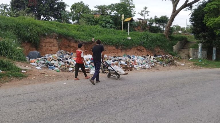 Habitantes de Las Brisas del Tuy denuncian que están hundidos en la basura: Montañas de desechos sólidos de principio a fin
